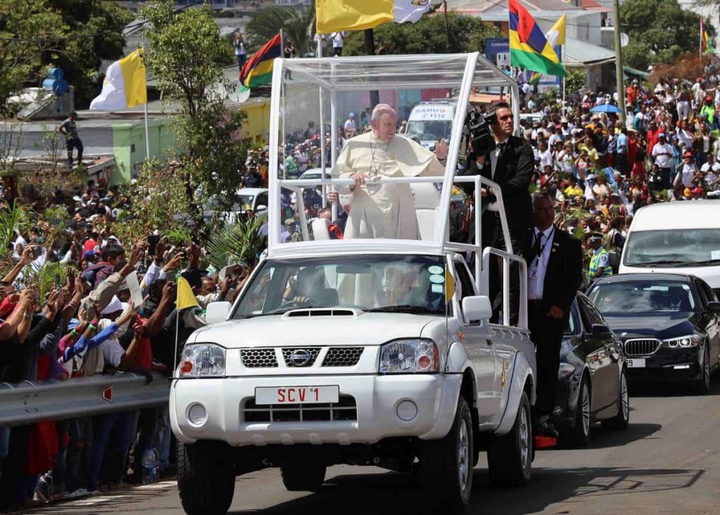 Pope Francis has added a Nissan bakkie to his vehicle fleet缩略图