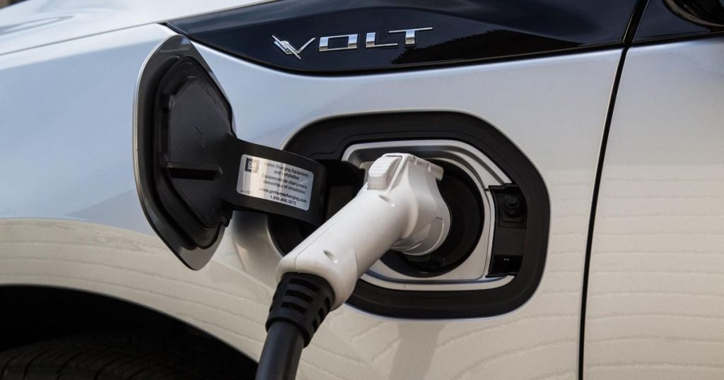 PHEV drivers "don't plug them in", says GM CEO