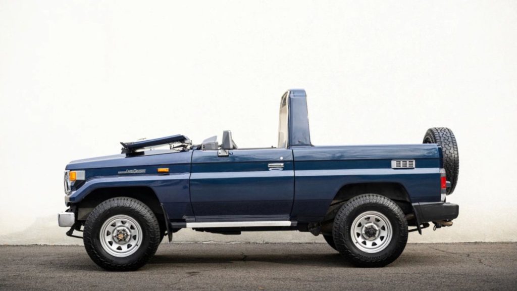 Maybe I’m Supposed to Buy a 70 Series Toyota Land Cruiser With a Fold-Down Windshield and a Roll Hoop