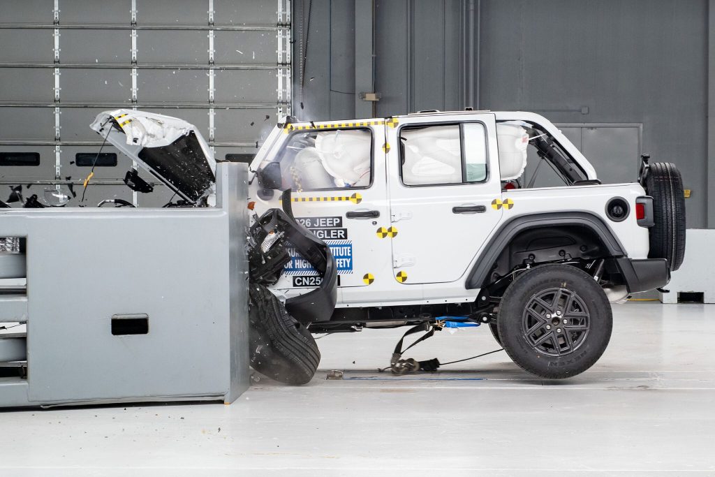 IIHS: Jeep Wrangler resolves crash-test tipping issue